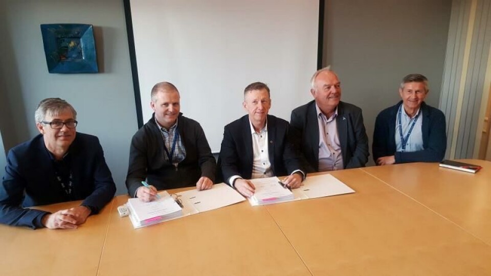 UTVIDER: Evry underskriver driftsavtale med Trondheim Kommune. På bildet: Ulf Dahl Ryen fra EVRY Norge, Bjørn Villa fra Trondheim kommune, Odd Ruud fra EVRY Norge, Dag Kløvjan fra Telenor og Terje Hansen fra Trondheim kommune. (Foto: Evry). UTVIDER: Evry underskriver driftsavtale med Trondheim Kommune. På bildet: Ulf Dahl Ryen fra EVRY Norge, Bjørn Villa fra Trondheim kommune, Odd Ruud fra EVRY Norge, Dag Kløvjan fra Telenor og Terje Hansen fra Trondheim kommune. (Foto: Evry).