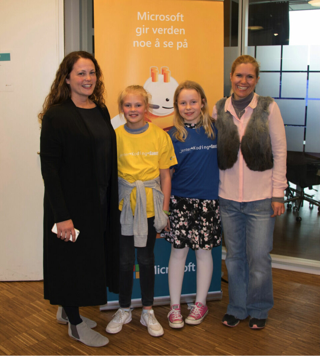 KODEJENTENE: (Fra venstre) Tonje Bjørndahl, Alma Bjørndahl (11), Annika Rekdal (11) og Anette Rekdal. (Foto: Privat)