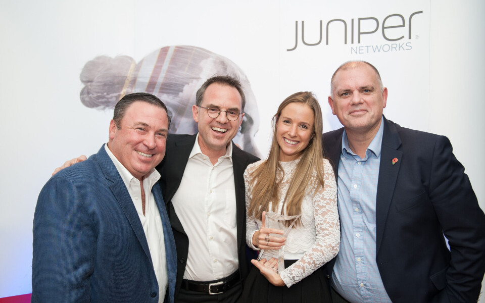 PRISVINNER: Karoline Johnsen i Nlogic mottok pris fra Juniper som årets markedssjef i EMEA. Her sammen med partnersjefene Matt Hurley, Lutz Klaus og Martin Hester i Juniper Networks.