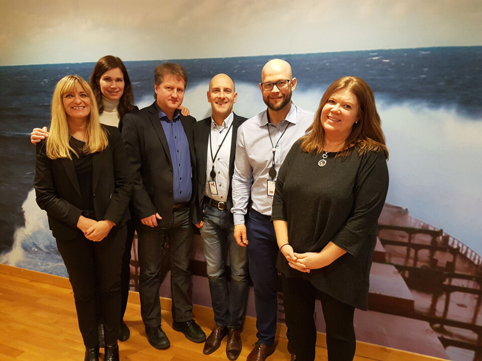 FORNYER: (fra venstre) Anne-Grethe Wåsjø, Tone Fondevik, Peter Nomme, Sebastian Gluch (alle fra 99X) og Håvard Meland og Vibeke Forsman (begge fra Klaveness). (Pressefoto) FORNYER: (fra venstre) Anne-Grethe Wåsjø, Tone Fondevik, Peter Nomme, Sebastian Gluch (alle fra 99X) og Håvard Meland og Vibeke Forsman (begge fra Klaveness). (Pressefoto)