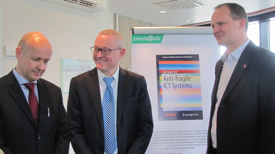 FORSKNINGSSENTER: Simula@UiB, forskningssenter for ikt-sikkerhet ved Universitetet i Bergen, åpnet 7. april. (Fra venstre) professor Olav Lysne fra Simula, daglig leder ved Simula@UiB Kjell Jørgen Hole og samferdselsminister Ketil Solvik-Olsen under åpningen. (Pressefoto) FORSKNINGSSENTER: Simula@UiB, forskningssenter for ikt-sikkerhet ved Universitetet i Bergen, åpnet 7. april. (Fra venstre) professor Olav Lysne fra Simula, daglig leder ved Simula@UiB Kjell Jørgen Hole og samferdselsminister Ketil Solvik-Olsen under åpningen. (Pressefoto)