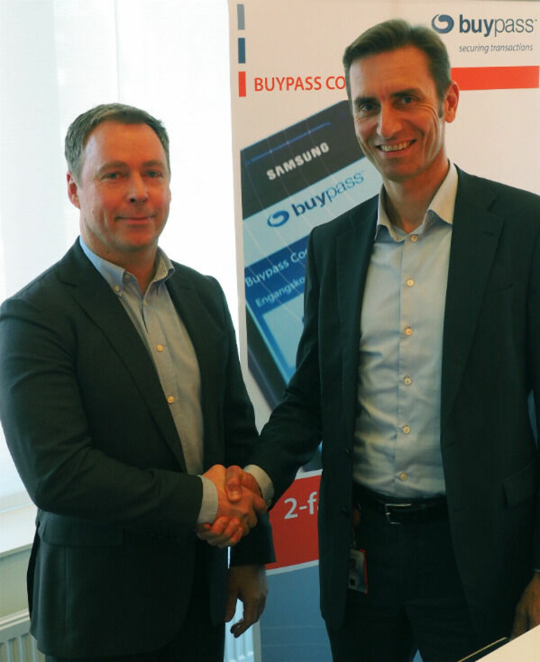 DISTRIBUSJONSAVTALE: Commax-direktør Geir-Rune Dyrseth og Gunnar Lindstøl, administrerende direktør i Buypass inngår avtale om nordisk distribusjon av autentiserings-løsningen Buypass Code. (Pressefoto)