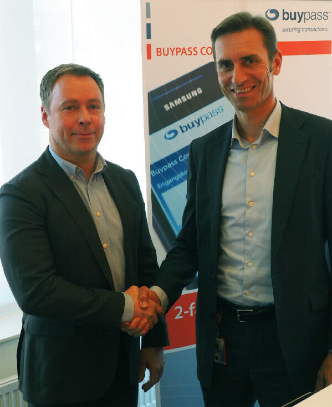 DISTRIBUSJONSAVTALE: Commax-direktør Geir-Rune Dyrseth og Gunnar Lindstøl, administrerende direktør i Buypass inngår avtale om nordisk distribusjon av autentiserings-løsningen Buypass Code. (Pressefoto) DISTRIBUSJONSAVTALE: Commax-direktør Geir-Rune Dyrseth og Gunnar Lindstøl, administrerende direktør i Buypass inngår avtale om nordisk distribusjon av autentiserings-løsningen Buypass Code. (Pressefoto)