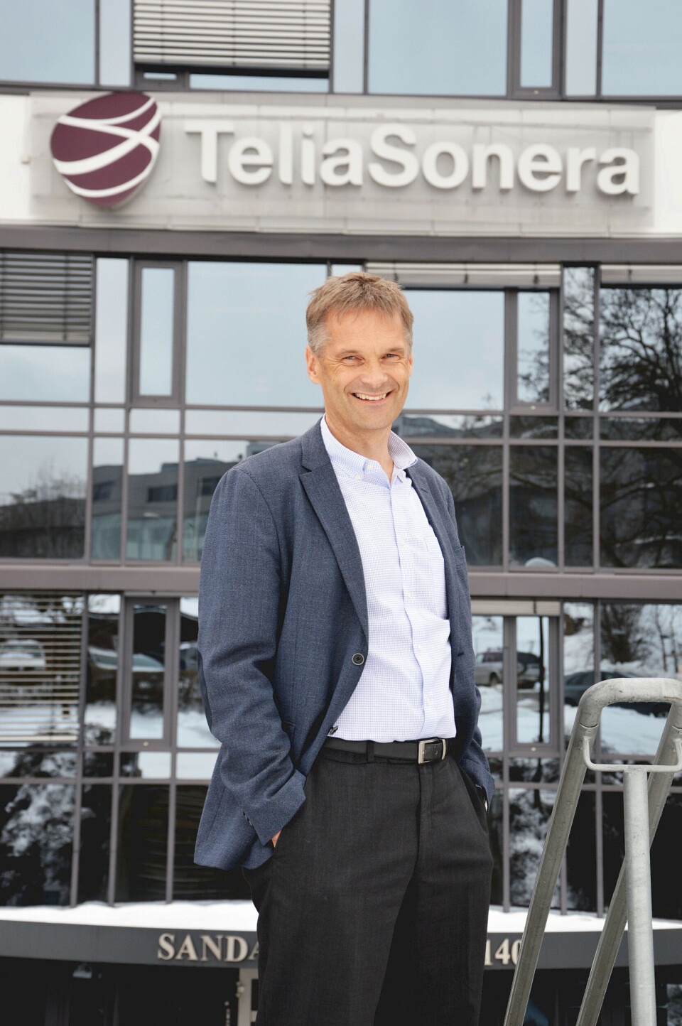 FORNØYD: Abraham Foss i Telia Norge har god grunn til å smile i sommervarmen. Foto: Telia Norge. FORNØYD: Abraham Foss i Telia Norge har god grunn til å smile i sommervarmen. Foto: Telia Norge.
