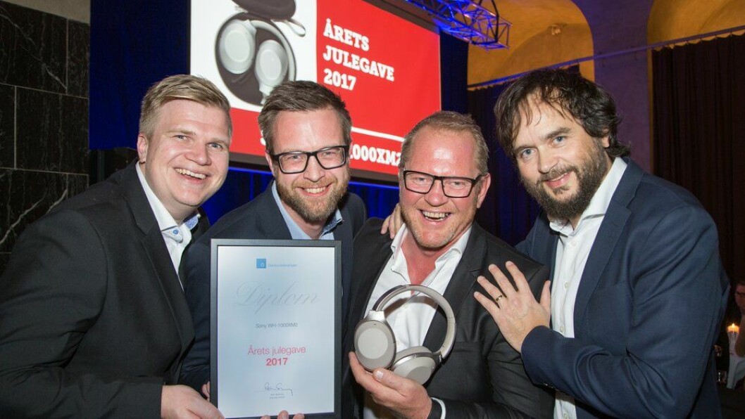 Sony mottok prisen for årets julegave med sine hodetelefoner WH-1000XM2. Her representert ved Hans-Henrik Palm Westby, Rolf Lorås og Runar Kristiansen fra Sony samt Stian Sønsteng fra fagbladet Elektronikkbransjen.
