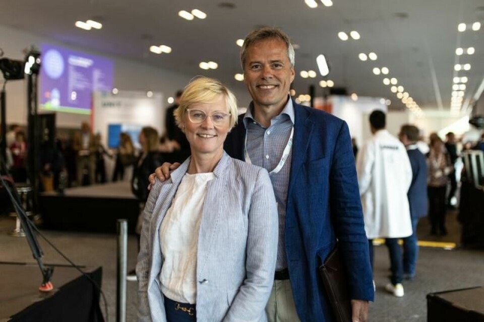 PRISVINNERE: Karin Bøhlerengen og Ola Furu i NAV var glade vinnere av Digitaliseringsprisen 2019. (Foto: Steffen Walstad)