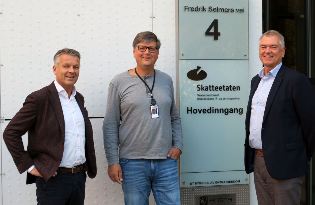 UTSKRIFTSAVTALE: Lars Thorvaldsen i Sentral print mellom Erik Mikalsen og Svein Moe Ihler i Canon Norge. (Foto: Creative Commons) UTSKRIFTSAVTALE: Lars Thorvaldsen i Sentral print mellom Erik Mikalsen og Svein Moe Ihler i Canon Norge. (Foto: Creative Commons)