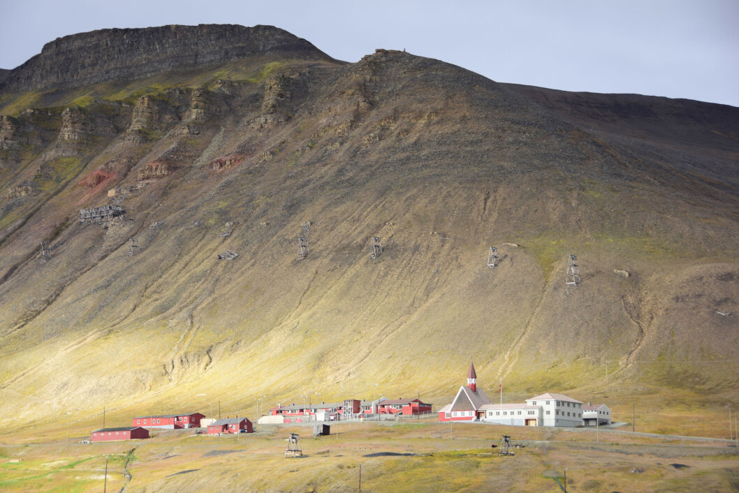 TELE HINDRER TELE: Det er ikke alltid lett å grave ned fiber når telen har satt seg i jorda. På Svalbard har de bare én effektiv måned i året da fiber kan graves ned. Illustrasjonsfoto: iStock TELE HINDRER TELE: Det er ikke alltid lett å grave ned fiber når telen har satt seg i jorda. På Svalbard har de bare én effektiv måned i året da fiber kan graves ned. Illustrasjonsfoto: iStock