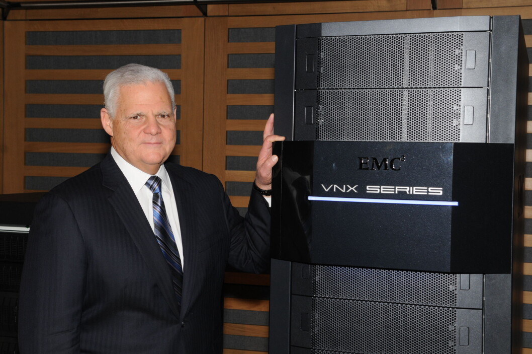 SAMMEN: Joe Tucci, administrerende direktør og styreformann i EMC ved siden av VNX da den ble introdusert i 2012. Tucci ledet forvandlingen av EMC fra å være et lagringsfirma kun for de aller største virksomhetene, til å bli et lagrings og sikringsfirma for alle formål. VNX har vært viktig i denne forbindelse. Etter fusjonen med Dell vil Tucci trekke seg og VNX blir trukket fra markedet. (Foto: Ahlert Hysing) SAMMEN: Joe Tucci, administrerende direktør og styreformann i EMC ved siden av VNX da den ble introdusert i 2012. Tucci ledet forvandlingen av EMC fra å være et lagringsfirma kun for de aller største virksomhetene, til å bli et lagrings og sikringsfirma for alle formål. VNX har vært viktig i denne forbindelse. Etter fusjonen med Dell vil Tucci trekke seg og VNX blir trukket fra markedet. (Foto: Ahlert Hysing)