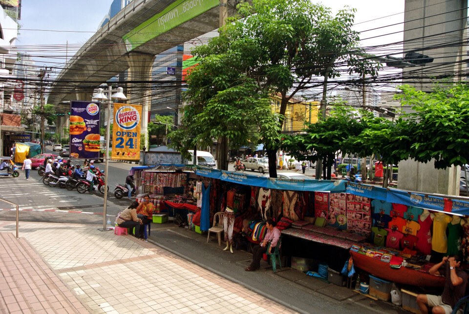 INNSTRAMMING: Nesten fem millioner SIM-kort sperres etter bombene i Bangkok i forrige uke. Telenoreide Dtac er Thailands nest største mobilopreatører. Foto: Dag-Rune Z. Vollen INNSTRAMMING: Nesten fem millioner SIM-kort sperres etter bombene i Bangkok i forrige uke. Telenoreide Dtac er Thailands nest største mobilopreatører. Foto: Dag-Rune Z. Vollen