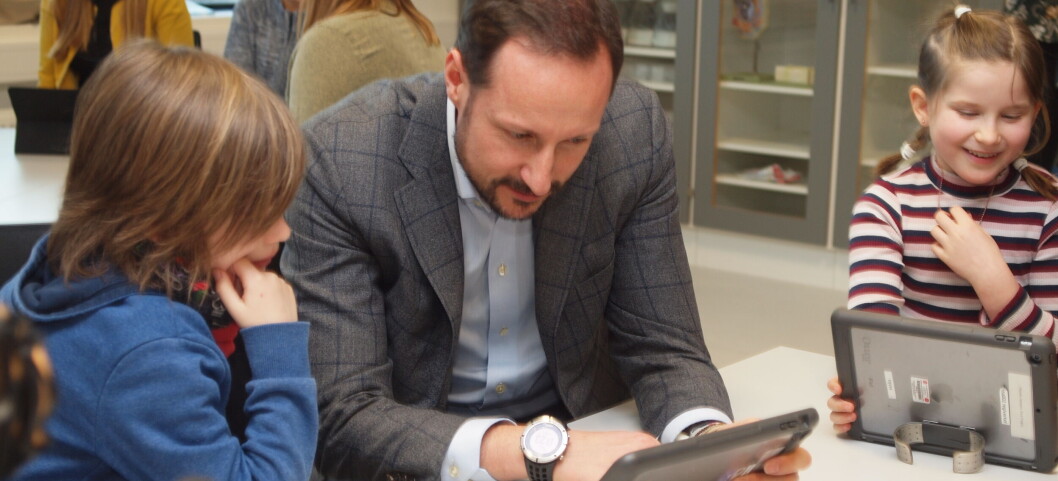 FIKK PRØVE: Elever ved Teglverket skole viste kronprinsen digitale læringsverktøy som Kikora, Multi Smart Øving og Kahoot. Kronprinsen fikk selv lov til å teste noen av applikasjonene. (Foto: Stine Marie Hagen) FIKK PRØVE: Elever ved Teglverket skole viste kronprinsen digitale læringsverktøy som Kikora, Multi Smart Øving og Kahoot. Kronprinsen fikk selv lov til å teste noen av applikasjonene. (Foto: Stine Marie Hagen)