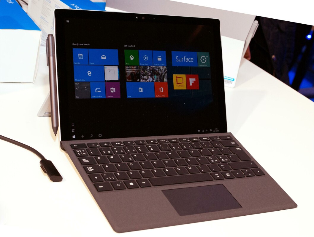 DETALJENE: Surface Pro 10 er blitt tynnere, har ny strømkopling, Windows 10 og ny digitalpenn med bedre festeordning og nye funksjoner. (Foto: Dag-Rune Z. Vollen) DETALJENE: Surface Pro 10 er blitt tynnere, har ny strømkopling, Windows 10 og ny digitalpenn med bedre festeordning og nye funksjoner. (Foto: Dag-Rune Z. Vollen)