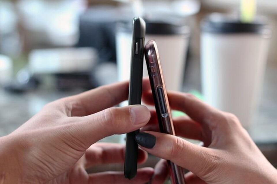 FØLGESVENN: Vi tilbringer mye tid med mobilen vår i løpet av en dag, og i følge en undersøkelse gjort av Samsung sjekker halvparten av oss telefonen to ganger i timen eller mer. (Illustrasjonsfoto: Pixabay) FØLGESVENN: Vi tilbringer mye tid med mobilen vår i løpet av en dag, og i følge en undersøkelse gjort av Samsung sjekker halvparten av oss telefonen to ganger i timen eller mer. (Illustrasjonsfoto: Pixabay)
