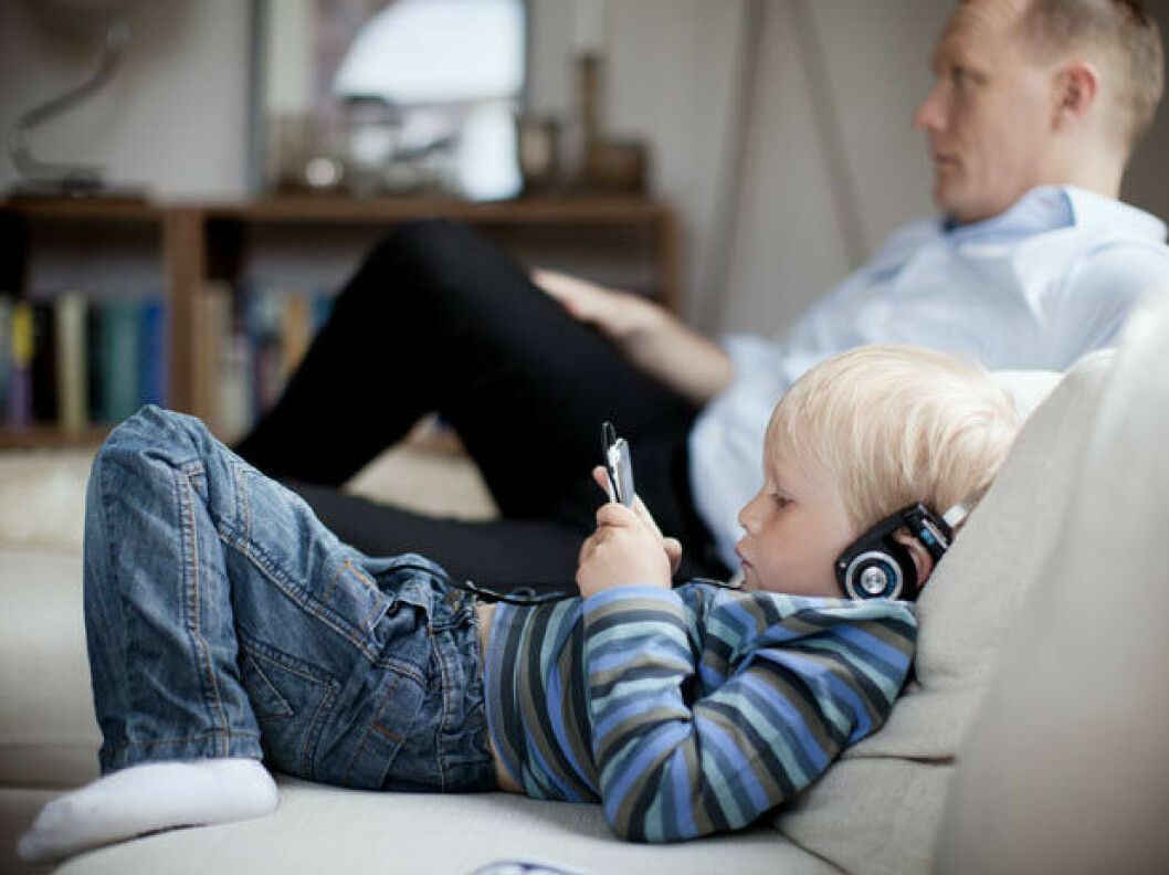 MANGLER KONTROLL: Ifølge undersøkelsen som er gjort av InFact på vegne av Telenor oppgir 37 prosent av foreldrene at de ikke har kontroll på hvor mye tid barna bruker på mobiltelefonen. (Pressefoto: Telenor)