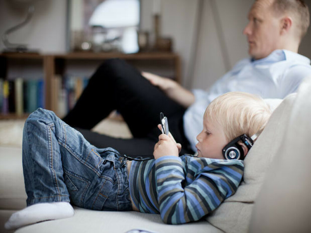 MANGLER KONTROLL: Ifølge undersøkelsen som er gjort av InFact på vegne av Telenor oppgir 37 prosent av foreldrene at de ikke har kontroll på hvor mye tid barna bruker på mobiltelefonen. (Pressefoto: Telenor) MANGLER KONTROLL: Ifølge undersøkelsen som er gjort av InFact på vegne av Telenor oppgir 37 prosent av foreldrene at de ikke har kontroll på hvor mye tid barna bruker på mobiltelefonen. (Pressefoto: Telenor)