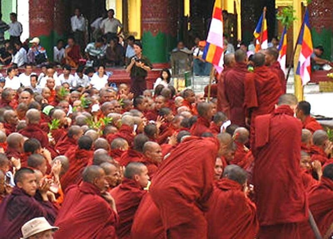 VEKSTMARKED: Mobilveksten i Myanmar, der Telenor er størst, er så sterk at en fjerde mobillisens lyses ut. Foto: Arkiv VEKSTMARKED: Mobilveksten i Myanmar, der Telenor er størst, er så sterk at en fjerde mobillisens lyses ut. Foto: Arkiv