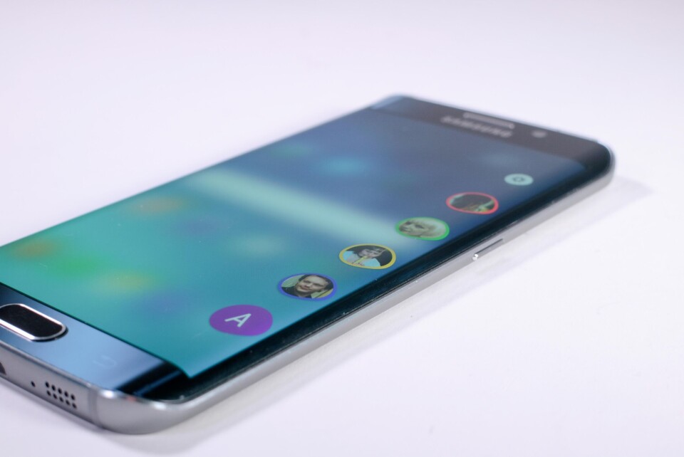 FÅR SØSTER: Det er ventet at Galaxy S6 Edge får en større søster, selv om produksjonsproblemer for S6 Edge ga resultatfall i andre kvartal. Foto: Samsung. FÅR SØSTER: Det er ventet at Galaxy S6 Edge får en større søster, selv om produksjonsproblemer for S6 Edge ga resultatfall i andre kvartal. Foto: Samsung.
