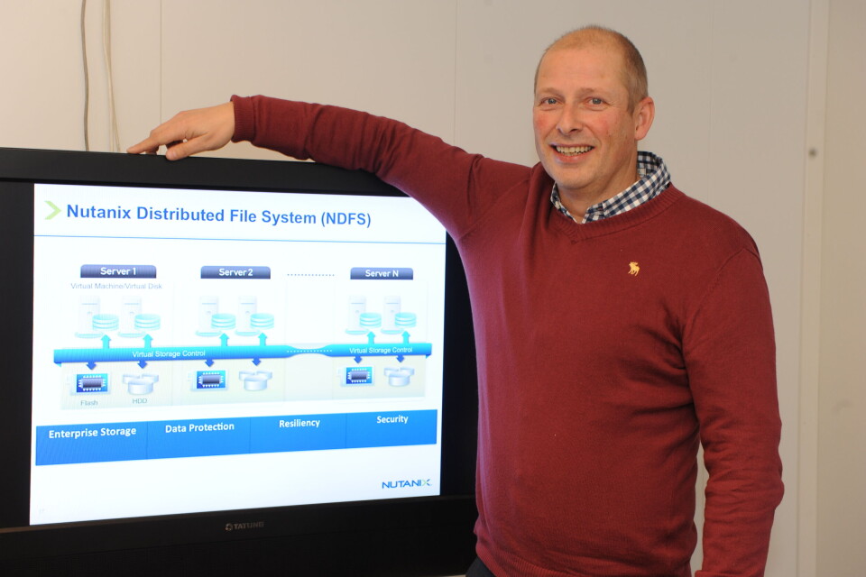 MÅLESTOKKEN: Kjell-Einar Anderssen, norsk sjef i Nutanix viser en skisse over den virtuelle lagringen til Nutanix som er blitt målestokken på et hyperkonvergert system. Nutanix har mest erfaring og er foreløpig mest fleksibel med hensyn til bruk. En applikasjon kan kan flyttes fra en type virtuell maskin til en annen. En ny funksjon gjør at lagringen kan utnyttes 75 prosent bedre.