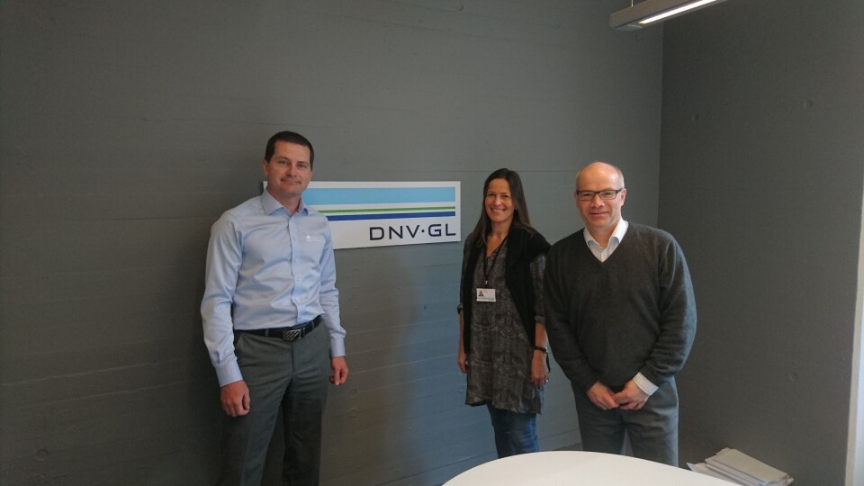 DATASENTERAVTALE: (fra venstre) Salgssjef Petter M. Tømmeraas i Green Mountain med it-sjef Kristin Laugen og direktør Øystein Eide i i DNV GL. (Pressefoto) DATASENTERAVTALE: (fra venstre) Salgssjef Petter M. Tømmeraas i Green Mountain med it-sjef Kristin Laugen og direktør Øystein Eide i i DNV GL. (Pressefoto)