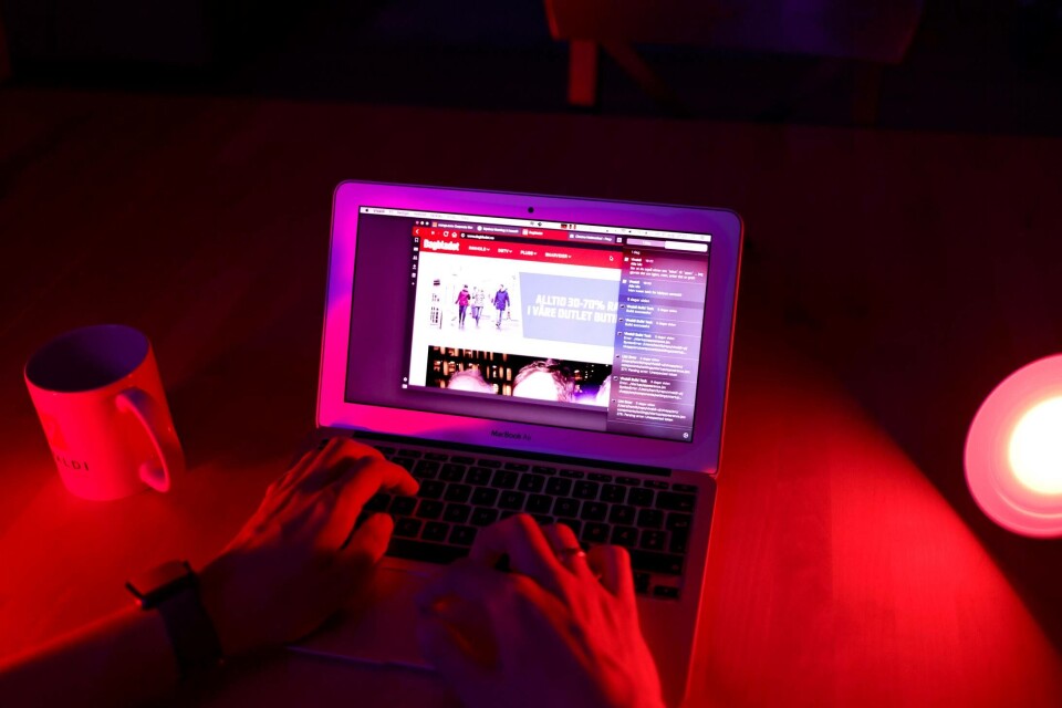 FØLGER FARGEN: Har du Philips Hue belysning, kan du fra nå av la Vivaldi nettleser sette fargen på dem, etter fargen på nettsiden du besøker. (Foto: Vivaldi) FØLGER FARGEN: Har du Philips Hue belysning, kan du fra nå av la Vivaldi nettleser sette fargen på dem, etter fargen på nettsiden du besøker. (Foto: Vivaldi)