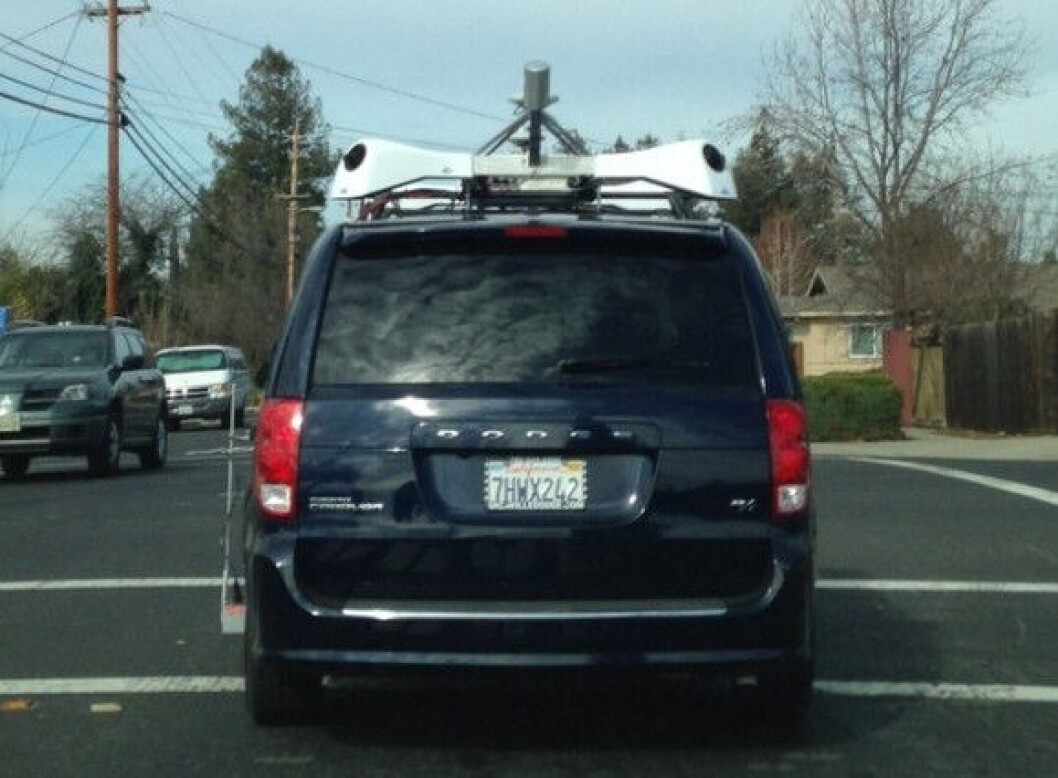 APPLE-ELBIL: Denne bilen, en Dodge Caravan, var leaset av Apple og ble kjørt rundt i San Francisco-området fullastet med kameraer. Hos Macworld USA trodde man først at bilen samlet inn data til å forbedre Apples kartprogramvare, men nå spekuleres det i om den kan ha hatt noe å gjøre med en eventuell elbil-utvikling fra Apples side. (Foto: Claycord/Macworld USA) APPLE-ELBIL: Denne bilen, en Dodge Caravan, var leaset av Apple og ble kjørt rundt i San Francisco-området fullastet med kameraer. Hos Macworld USA trodde man først at bilen samlet inn data til å forbedre Apples kartprogramvare, men nå spekuleres det i om den kan ha hatt noe å gjøre med en eventuell elbil-utvikling fra Apples side. (Foto: Claycord/Macworld USA)
