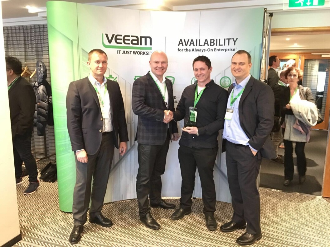 PARTNERE HEDRET: Gilles Pommier og Erkko Skantz i Veeam setter pris på innsatsen til Kim Morgan Ellis Fiva i Jakob Hatteland Solutions og kanalsjef for Veeam i Norge, Svenn Erik Midtbø. (Foto: Veeam) PARTNERE HEDRET: Gilles Pommier og Erkko Skantz i Veeam setter pris på innsatsen til Kim Morgan Ellis Fiva i Jakob Hatteland Solutions og kanalsjef for Veeam i Norge, Svenn Erik Midtbø. (Foto: Veeam)