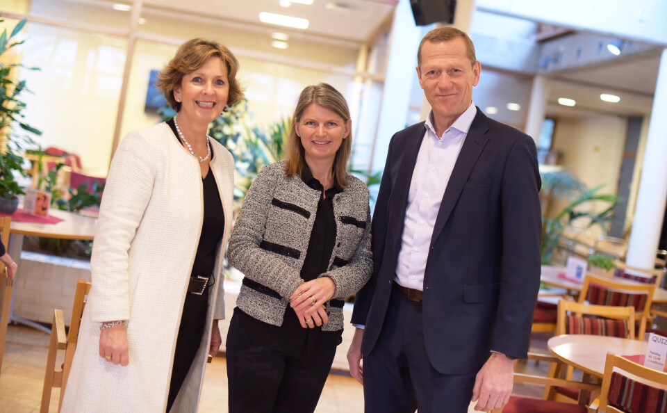 PARTNERE: Den nye avtalen ble kunngjort av (f.v.) Bærums ordfører Lisbeth Hammer Krog, Asker-ordfører Lene Conradi og Ove Fredheim, divisjonsdirektør i Telenor Bedrift. (Foto: Martin Fjellanger/Telenor)