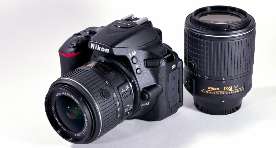 KOMPAKT: Nikon D5500 er et veldig kompakt kamera, og hva passer vel bedre enn å gjøre optikken ekstra kompakt også? Både det nye 18-55 mm-objektivet og 55-200 mm-objektivet har knapp for felle ut objektivet når man skal ta bilder. (Alle foto: Toralv Østvang)
