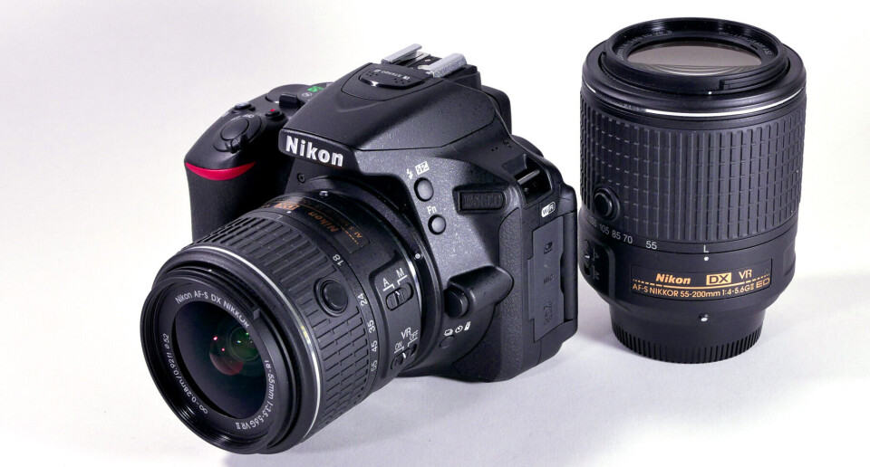 KOMPAKT: Nikon D5500 er et veldig kompakt kamera, og hva passer vel bedre enn å gjøre optikken ekstra kompakt også? Både det nye 18-55 mm-objektivet og 55-200 mm-objektivet har knapp for felle ut objektivet når man skal ta bilder. (Alle foto: Toralv Østvang) KOMPAKT: Nikon D5500 er et veldig kompakt kamera, og hva passer vel bedre enn å gjøre optikken ekstra kompakt også? Både det nye 18-55 mm-objektivet og 55-200 mm-objektivet har knapp for felle ut objektivet når man skal ta bilder. (Alle foto: Toralv Østvang)