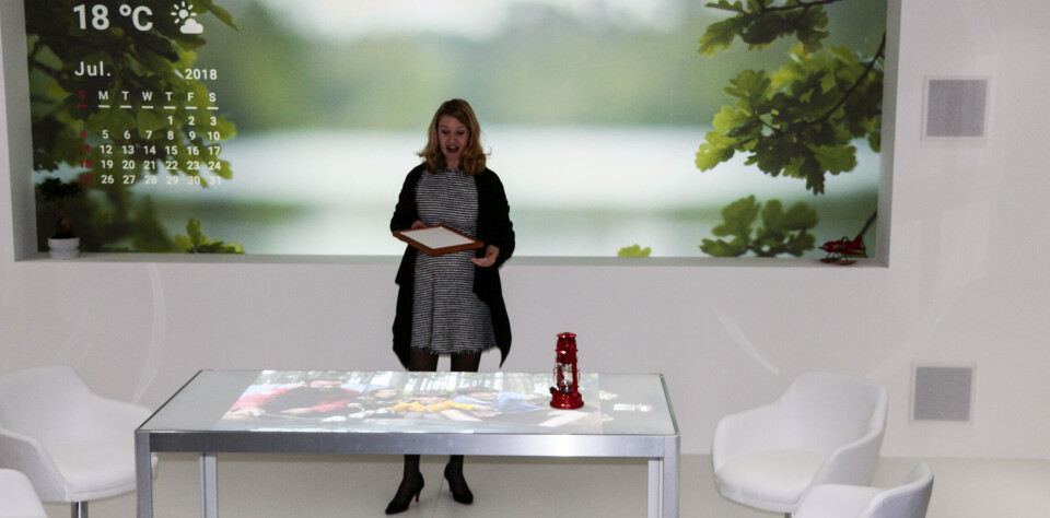 FOTOHJEMMET: Slik skjer fremtidens bildebehandling - interaktivt rundt det digitale stuebordet. Fra Canon Expo-messen i Paris. (Foto: Toralv Østvang) FOTOHJEMMET: Slik skjer fremtidens bildebehandling - interaktivt rundt det digitale stuebordet. Fra Canon Expo-messen i Paris. (Foto: Toralv Østvang)
