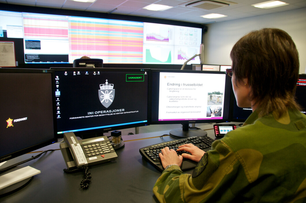 VIL OVERVÅKE ALT: Et forsvarsutvalg vil overvåke all digital kommunikasjon over landegrensene som ledd i det norske cyberforsvaret og støtte til etteretningstjenesten. FOTO: Sindre Sørhus VIL OVERVÅKE ALT: Et forsvarsutvalg vil overvåke all digital kommunikasjon over landegrensene som ledd i det norske cyberforsvaret og støtte til etteretningstjenesten. FOTO: Sindre Sørhus