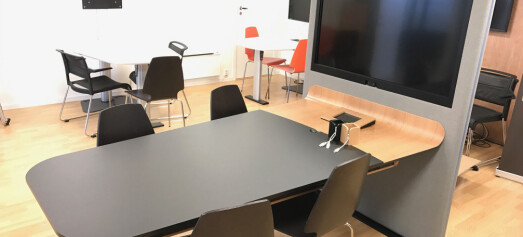 Lanserer egendesignet møteromsbord med integrert skjerm