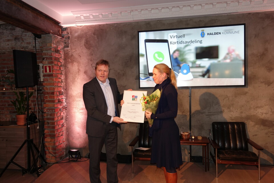 PRISVINNER: Veronica Aam mottok prisen på vegne av Halden kommune, da Dataforeningens Terje Wold hedret Årets Smartbyløsning 2017. (Foto: Stig Øyvann)