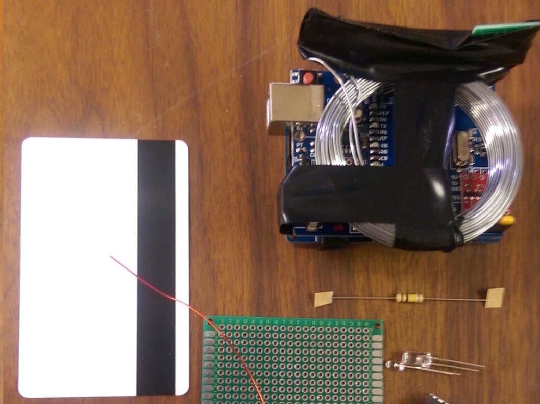 ALT KAN HACKES: Denne enheten genererer elektromagnetiske felt som sender kommando til kassasystemet via betalingsterminal. Den kan også åpne dører på hotell. Foto: Weston Hecker/Rapid7 ALT KAN HACKES: Denne enheten genererer elektromagnetiske felt som sender kommando til kassasystemet via betalingsterminal. Den kan også åpne dører på hotell. Foto: Weston Hecker/Rapid7