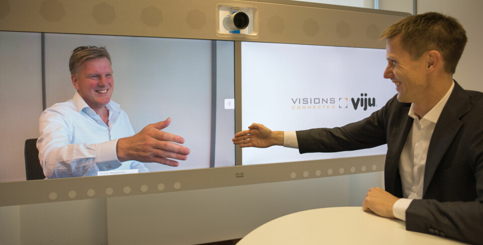 VIRTUELL HÅNDHILSING: Raymond Alves i VisionsConnected og Odd Sverre Østlie i Viju tar hverandre i hånden over videokonferanse. (Foto: Viju)