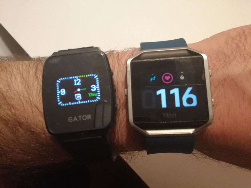 STOR: Klokken, her ved siden av Fitbit Blaze, er stor men ikke uhåndterlig. Foto: Jan Birkeland STOR: Klokken, her ved siden av Fitbit Blaze, er stor men ikke uhåndterlig. Foto: Jan Birkeland