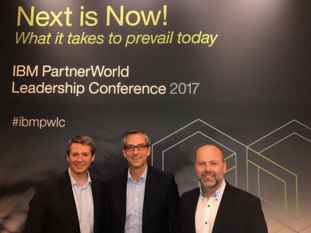SAMARBEID: Arne Norheim i IBM er glad for at Michael Jacobs i Atea og Ken Roar Riis i Skye samarbeider om IBM-løsninger til det beste for kundene. (Foto: Atea) SAMARBEID: Arne Norheim i IBM er glad for at Michael Jacobs i Atea og Ken Roar Riis i Skye samarbeider om IBM-løsninger til det beste for kundene. (Foto: Atea)