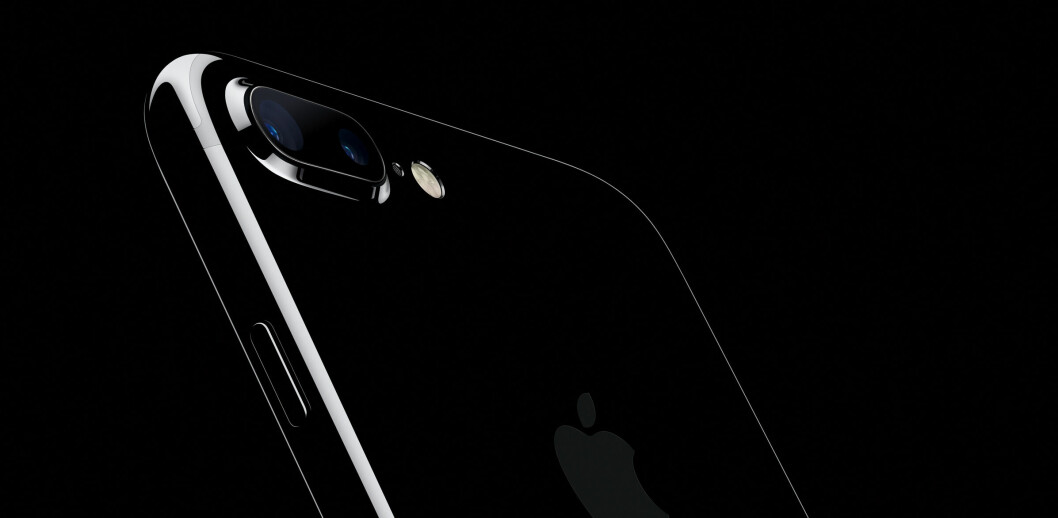TO OBJEKTIVER: iPhone 7 Plus er ikke overraskende utstyrt med to objektiver. Den nye iPhone-en kommer også i en ny farge, kalt gagatsvart på norsk, jet black på engelsk. (Foto: Apple)