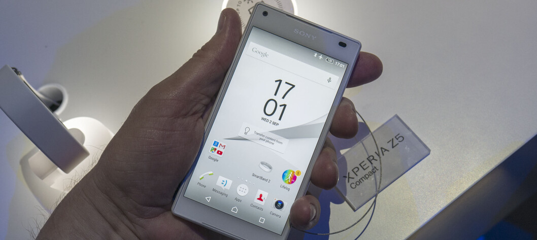 KOMPAKT: Her er den minste utgaven av de nye Sony Xeria Z5-mobilene, Z5 Compact. Denne kan for ordens skyld ikke vise 4K-video. (Foto: Toralv Østvang) KOMPAKT: Her er den minste utgaven av de nye Sony Xeria Z5-mobilene, Z5 Compact. Denne kan for ordens skyld ikke vise 4K-video. (Foto: Toralv Østvang)