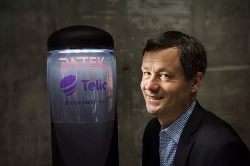 INTELLIGENS: Øyvind Sløgedal i Datek Light Control har over 100 kommuner og alle Statens vegvesens regioner på kundelisten, men det er mange veilysanlegg som ikke er intelligente, både hos disse og andre. Han mener at NB-IoT kan øke bruken av smart lysanlegg. (Foto: Telia pressefoto)