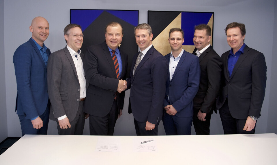 SATSER SAMMEN: Fra venstre: Bjørn Høydahl, Tuomo Luohivuori, Bjørn Ivroth, Evry, Arne Norheim og Matt Miltonm IBM, Robin Blom quist, Per Hove, Evry. (Pressefoto: CF Wesenberg/ Evry) SATSER SAMMEN: Fra venstre: Bjørn Høydahl, Tuomo Luohivuori, Bjørn Ivroth, Evry, Arne Norheim og Matt Miltonm IBM, Robin Blom quist, Per Hove, Evry. (Pressefoto: CF Wesenberg/ Evry)