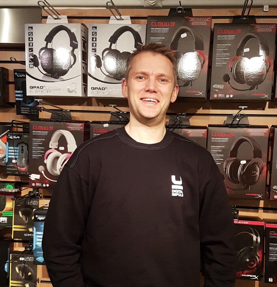 GLEDER SEG: Vegard Waldal ser framover mot Lofoten og fjelltopper, med ny teknologi i ryggsekken. (Foto: Digital Impuls) GLEDER SEG: Vegard Waldal ser framover mot Lofoten og fjelltopper, med ny teknologi i ryggsekken. (Foto: Digital Impuls)