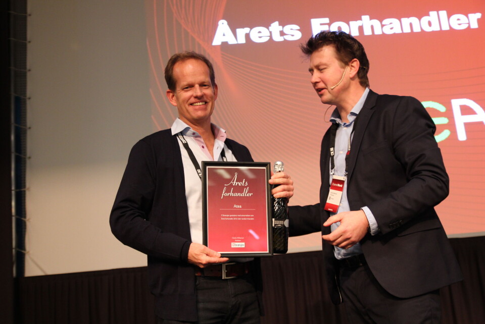 ÅRETS FORHANDLER: Partnerdirektør Chris Ashby i Atea mottok prisen som Årets forhandler i den norske it-kanalen 2016 fra redaktør Charles Williamsen. (Foto: Atle Skretting) ÅRETS FORHANDLER: Partnerdirektør Chris Ashby i Atea mottok prisen som Årets forhandler i den norske it-kanalen 2016 fra redaktør Charles Williamsen. (Foto: Atle Skretting)