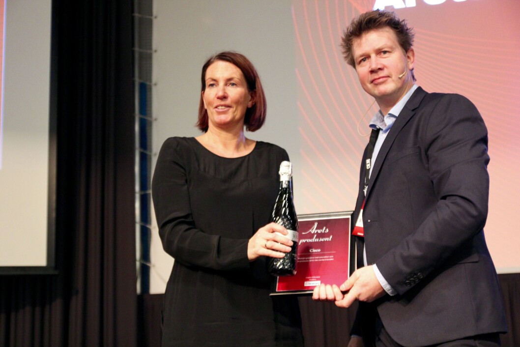 BEST LIKT: Cisco ved fungerende administrende direktør og partneransvarlig Trine Strømsnes mottok prisen som Årets produsent 2016 av redaktør Charles Williamsen. (Foto: Atle Skretting) BEST LIKT: Cisco ved fungerende administrende direktør og partneransvarlig Trine Strømsnes mottok prisen som Årets produsent 2016 av redaktør Charles Williamsen. (Foto: Atle Skretting)