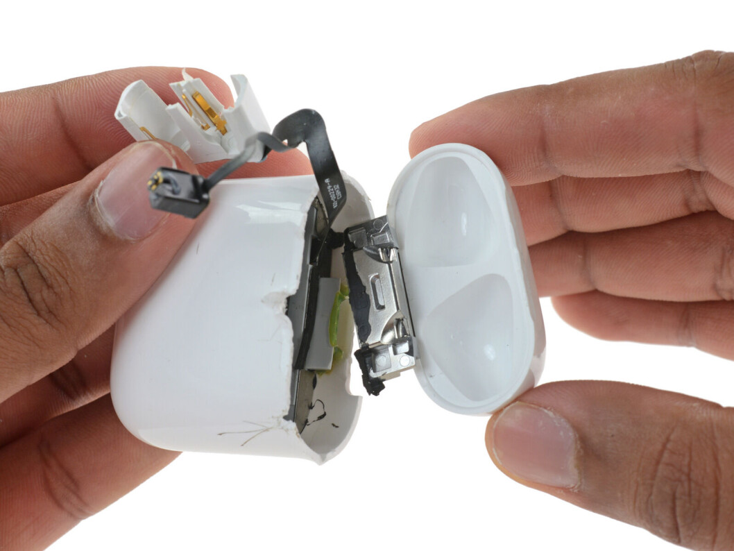 FIX: Ingen quick fix for AirPods (Foto: iFixit) FIX: Ingen quick fix for AirPods (Foto: iFixit)
