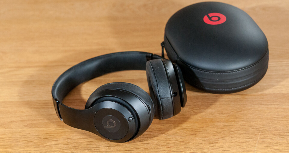DESIGN: Beats Studio3 er stilrene hodetelefoner. De leveres med en kjekk oppbevaringsboks. (Foto: Toralv Østvang) DESIGN: Beats Studio3 er stilrene hodetelefoner. De leveres med en kjekk oppbevaringsboks. (Foto: Toralv Østvang)