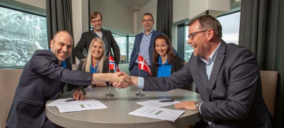 UT AV NORGE: Bent-Inge Storheim, daglig leder i Acos (foran til venstre) og Henrik Mosberg Fedder, Vice President KMD Workzone (foran til høyre), kan begge smile fornøyd over at avtalen er undertegnet, og Acos Interact skal ut på det danske markedet. (Foto: Acos pressefoto)