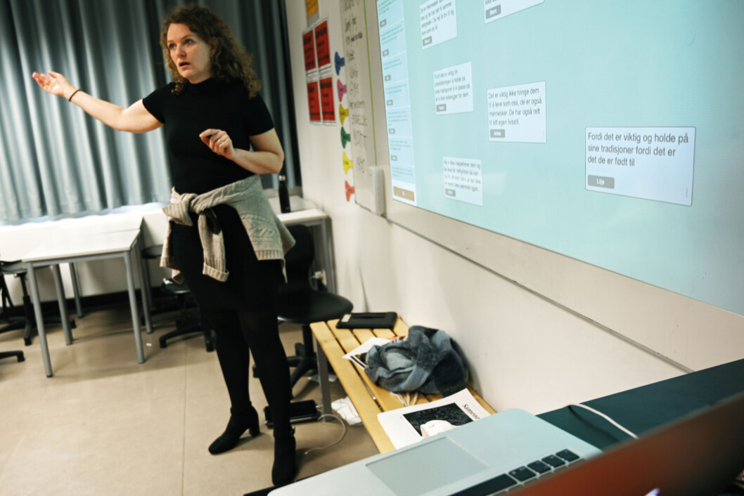 FLERE GANGER I UKEN: – Med Samtavla får jeg med alle elevene, forteller grunnskolelærer Norun Margrethe Harvik på Majorstuen skole i Oslo. (Foto: Ola Sæther) FLERE GANGER I UKEN: – Med Samtavla får jeg med alle elevene, forteller grunnskolelærer Norun Margrethe Harvik på Majorstuen skole i Oslo. (Foto: Ola Sæther)