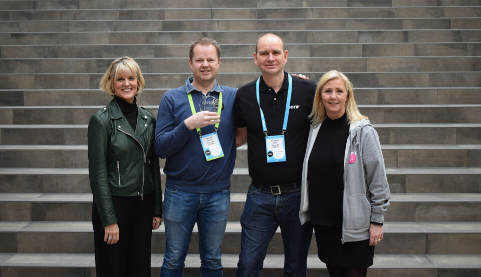 CITRIX-PRIS: Sicra stakk av med prisen «Outstanding Achievement Networking». Her har vi Harald Lillebø og Thomas Eide i Sicra flankert av fint selskap. Siv Thorkildsen, Channel Manager i Citrix Norge til høyre, og Michelle Senecal de Fonseca, Area Vice President Northern Europe, til venstre. (Foto: Citrix) CITRIX-PRIS: Sicra stakk av med prisen «Outstanding Achievement Networking». Her har vi Harald Lillebø og Thomas Eide i Sicra flankert av fint selskap. Siv Thorkildsen, Channel Manager i Citrix Norge til høyre, og Michelle Senecal de Fonseca, Area Vice President Northern Europe, til venstre. (Foto: Citrix)