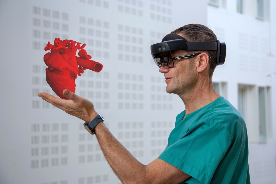 SATSER PÅ MEDISINSKE HOLOGRAMMER. Lege Henrik Brun ved Rikshospitalet holder et hologramhjerte i hånden. Nå satser aksjonærene ytterligere på det norske oppstartsselskapet Holocare ved å legge 15 nye millioner på bordet. (Foto/illustrasjon: Stein Olav Pettersen/Sopra Steria) SATSER PÅ MEDISINSKE HOLOGRAMMER. Lege Henrik Brun ved Rikshospitalet holder et hologramhjerte i hånden. Nå satser aksjonærene ytterligere på det norske oppstartsselskapet Holocare ved å legge 15 nye millioner på bordet. (Foto/illustrasjon: Stein Olav Pettersen/Sopra Steria)